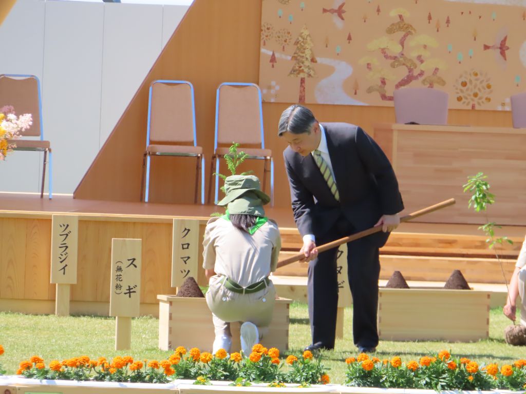 天皇陛下のお植樹の様子
